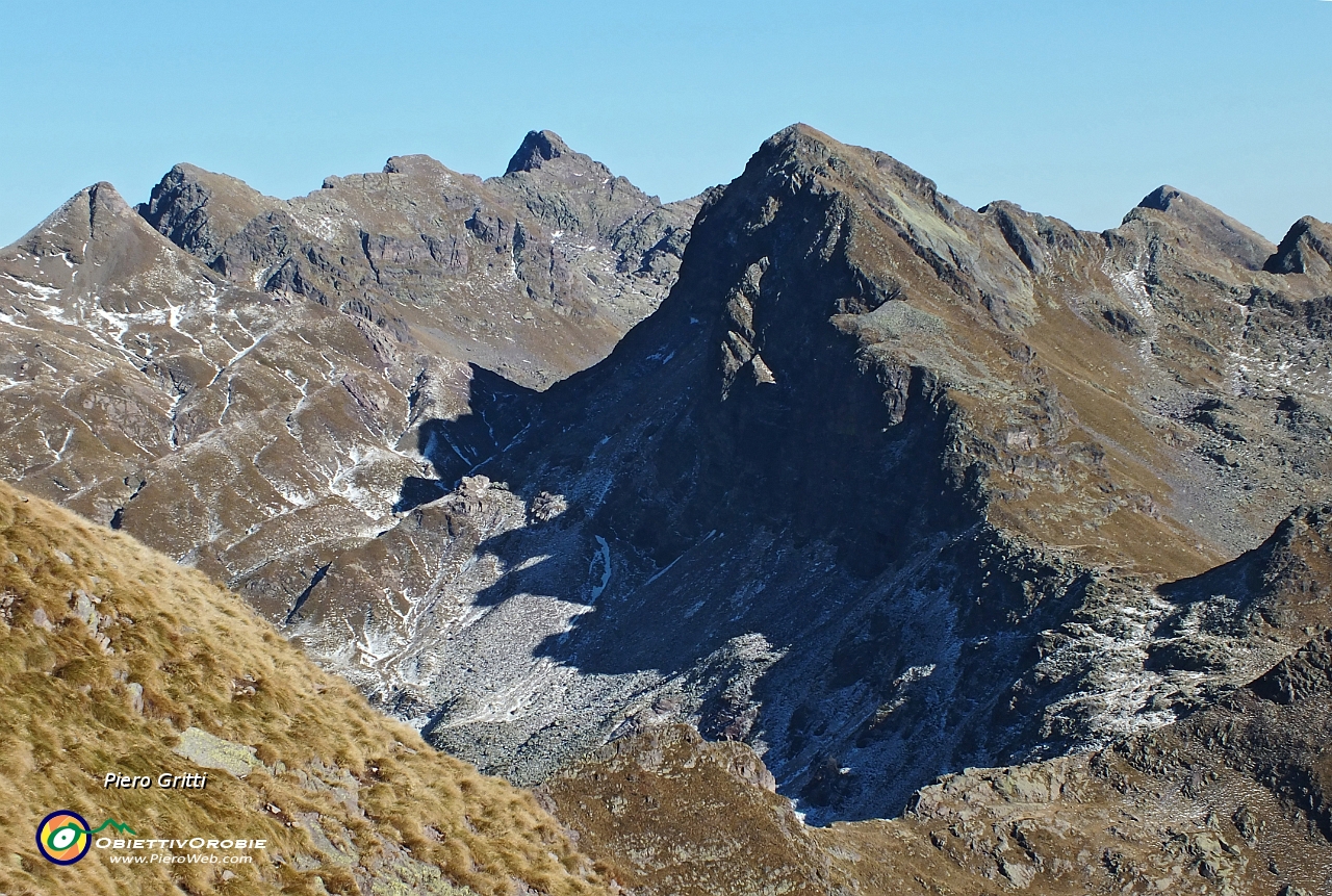 42 in cresta vista verso le cime dei Laghi Gemelli....JPG